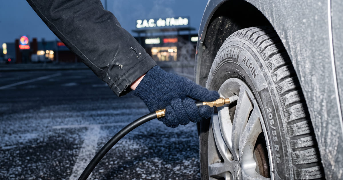 Pression des pneus en hiver : pourquoi vos pneus se dégonflent quand il fait froid (et quoi faire)